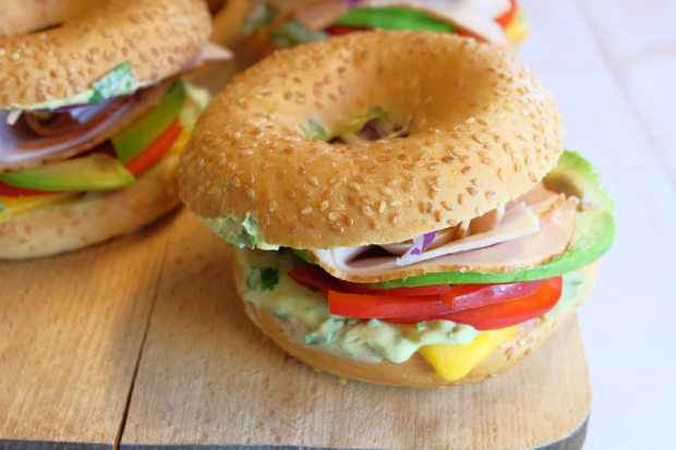Bagel con cheddar y cebolla caramelizada