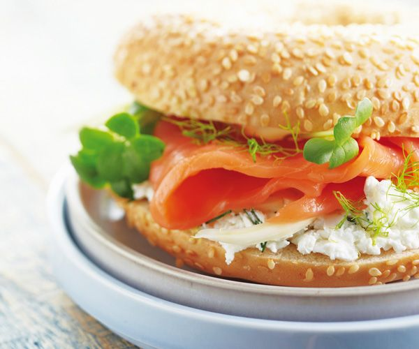 Bagel estilo nórdico con salmón