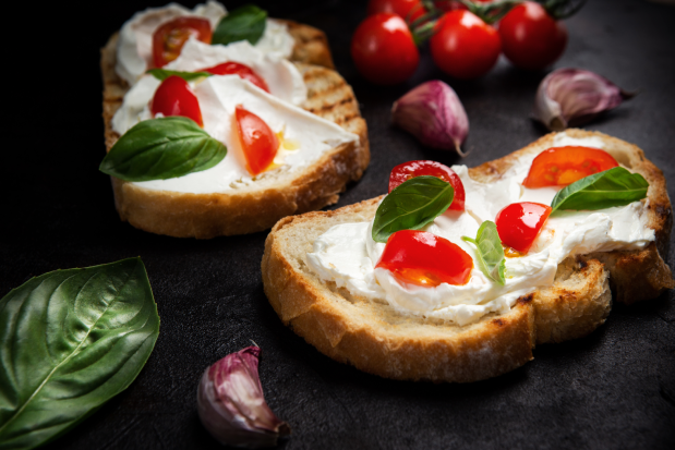 Tostada con queso crema y hierbas